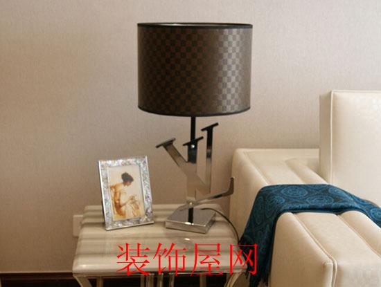 书房布艺台灯该选什么的好 书房布艺台灯该选什么的好