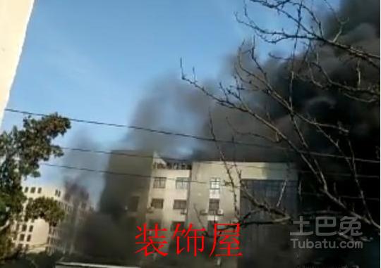 图为：火灾现场有人被困楼顶。视频截图
