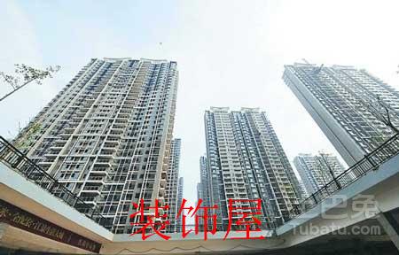 住建部:一线城市和热点二线城市楼市明显降温 住房城乡建设部今天表示,今年住建部一手抓热点城市控房价、防泡沫、防风险,一手抓三四线城市和县城去库存,目前已经取得一定效果。房地产调控领域,坚持分类调控,因城因地施策,强化地方主体责任,热点城市政府出台了限购、限贷、增加土地供应、打击开发商和中介机构违法违规行为等措施。在各方共同努力下,热点城市房地产市场正逐步趋于稳定,社会预期有所转变,市场走势出现积极变化。