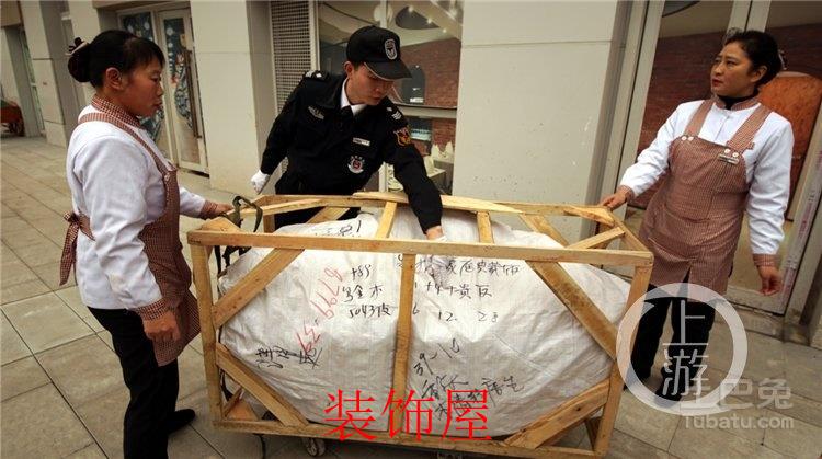 货车开着开着掉下个新沙发 至今无人认领