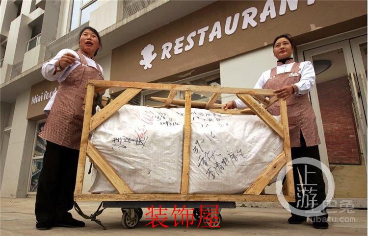 货车开着开着掉下个新沙发 至今无人认领