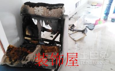 一张沙发被烧毁