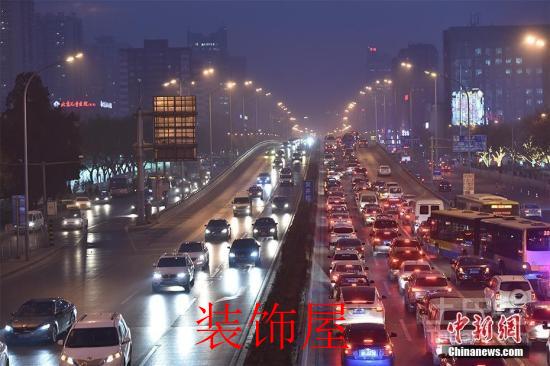 12月15日，北京发布今年首个空气重污染红色预警——今日20时，本市启动空气重污染红色预警。本市提前约30个小时发布红色预警，各相关单位提前做好准备，应对空气重污染。图为12月16日傍晚，北京东三环国贸桥雾霾笼罩。<a target='_blank' href='http://www.chinanews.com/' >中新网</a>记者 金硕 摄