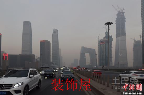12月15日，北京发布今年首个空气重污染红色预警——今日20时，本市启动空气重污染红色预警。本市提前约30个小时发布红色预警，各相关单位提前做好准备，应对空气重污染。图为12月16日下午，北京东三环国贸附近雾霾渐浓。<a target='_blank' href='http://www.chinanews.com/' >中新网</a>记者 金硕 摄