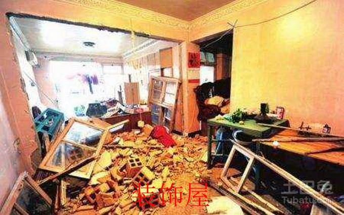装修公司装错房 室内被砸得乱七八糟